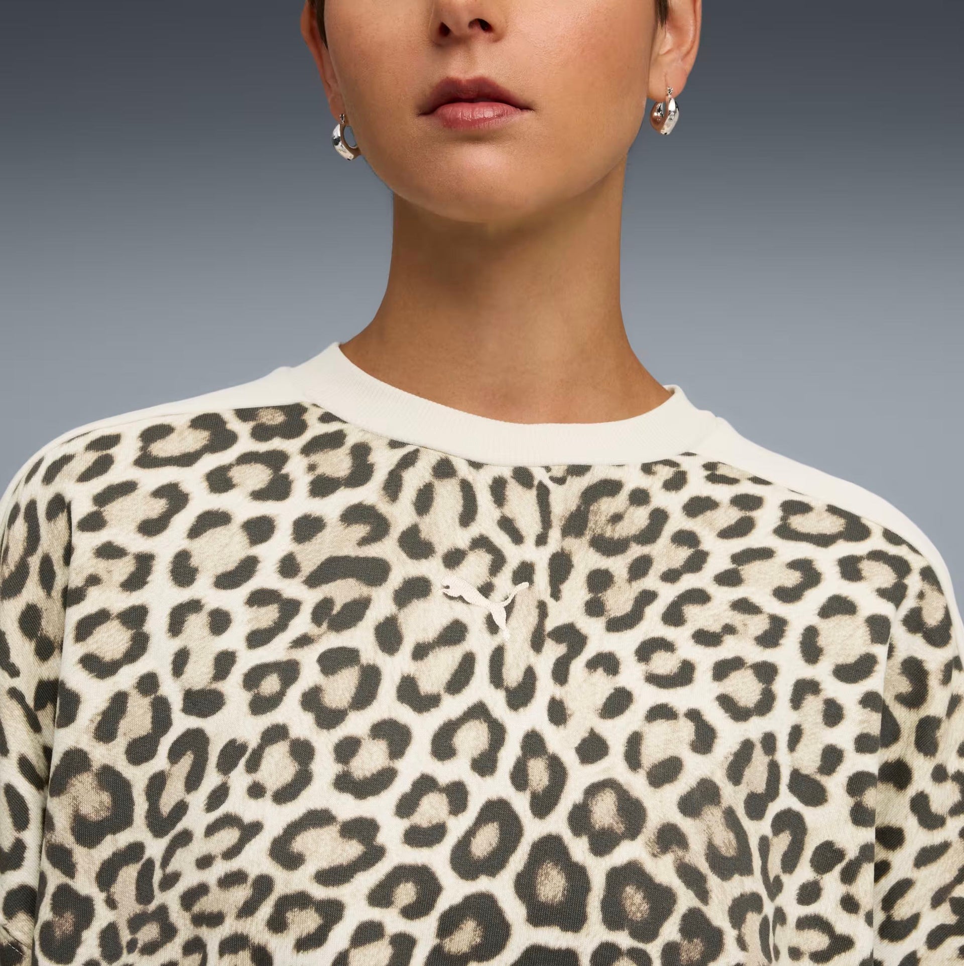 PUMA - T7 Leo Luxe Oversized Crew Sweat Women Alpine Snow-Ice Coffee