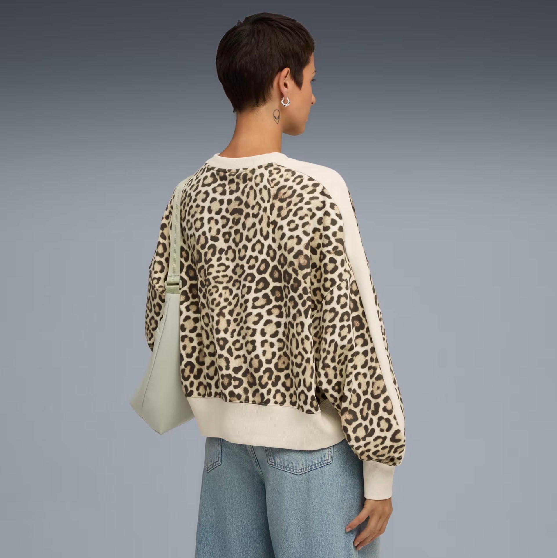 PUMA - T7 Leo Luxe Oversized Crew Sweat Women Alpine Snow-Ice Coffee