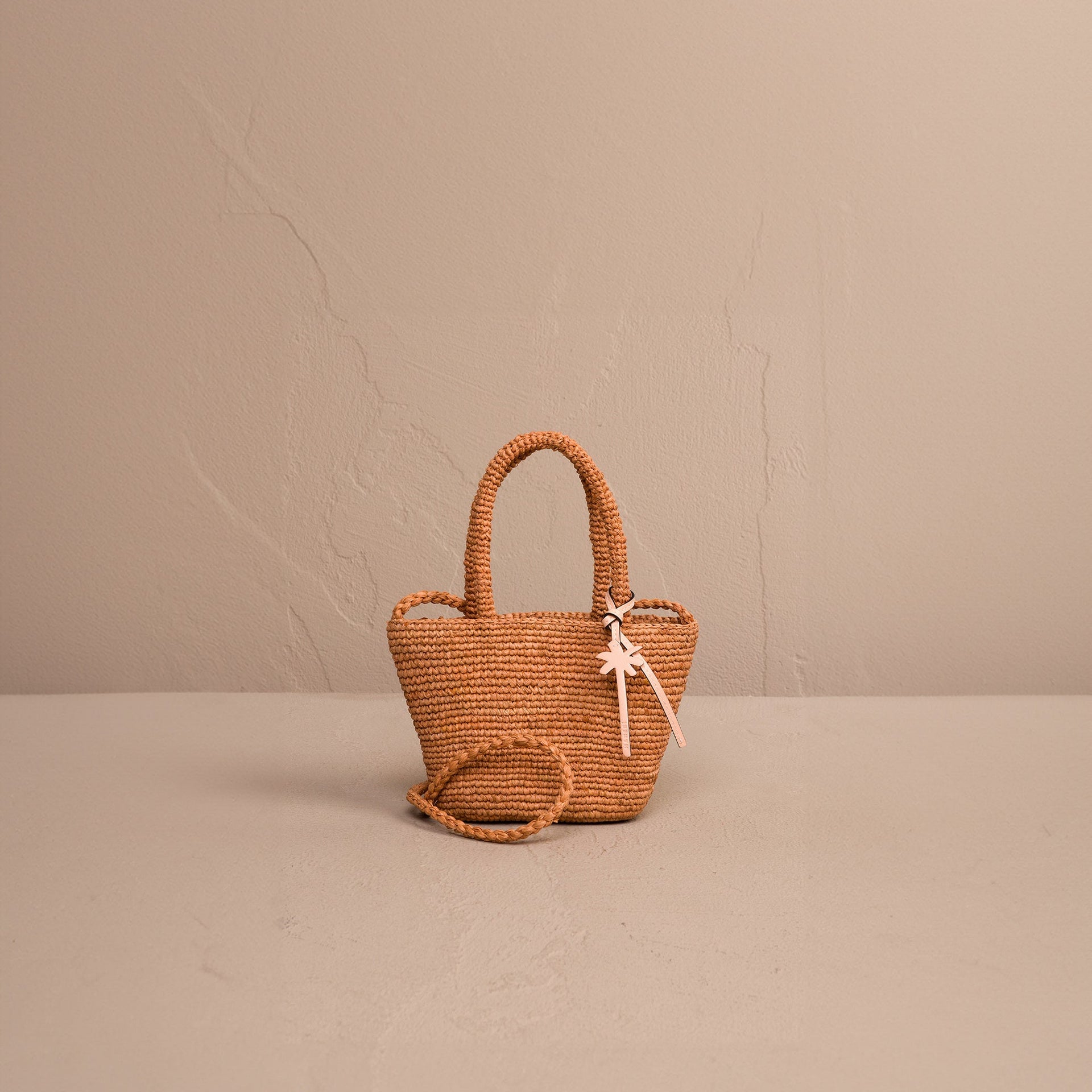 MANEBI - Handcrafted Raffia Panier Mini Peach