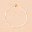 Delicate pearl choker necklace with natural freshwater pearls and minimal design, perfect for elegant everyday layering — λεπτό choker κολιέ με φυσικά μαργαριτάρια γλυκού νερού και minimal αισθητική, ιδανικό για κομψά καθημερινά και layered looks. Διαθέσιμο στο Iconic Angels Glyfada.