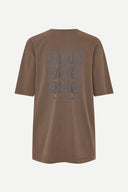Samsoe Samsoe men’s brown short sleeve t-shirt with relaxed fit and minimalist Scandinavian aesthetic, featuring small chest logo and large graphic print on the back with “Simple Pleasures” artwork — ανδρικό καφέ κοντομάνικο t-shirt Samsoe Samsoe με relaxed γραμμή, μικρό logo στο στήθος και graphic print “Simple Pleasures” στην πλάτη, εμπνευσμένο από σύγχρονο Scandinavian streetwear. Διαθέσιμο στο Iconic Angels Glyfada.
