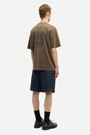 Samsoe Samsoe men’s brown short sleeve t-shirt with relaxed fit and minimalist Scandinavian aesthetic, featuring small chest logo and large graphic print on the back with “Simple Pleasures” artwork — ανδρικό καφέ κοντομάνικο t-shirt Samsoe Samsoe με relaxed γραμμή, μικρό logo στο στήθος και graphic print “Simple Pleasures” στην πλάτη, εμπνευσμένο από σύγχρονο Scandinavian streetwear. Διαθέσιμο στο Iconic Angels Glyfada.