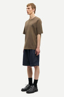 Samsoe Samsoe men’s brown short sleeve t-shirt with relaxed fit and minimalist Scandinavian aesthetic, featuring small chest logo and large graphic print on the back with “Simple Pleasures” artwork — ανδρικό καφέ κοντομάνικο t-shirt Samsoe Samsoe με relaxed γραμμή, μικρό logo στο στήθος και graphic print “Simple Pleasures” στην πλάτη, εμπνευσμένο από σύγχρονο Scandinavian streetwear. Διαθέσιμο στο Iconic Angels Glyfada.