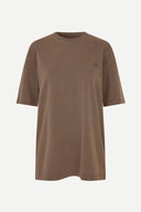 Samsoe Samsoe men’s brown short sleeve t-shirt with relaxed fit and minimalist Scandinavian aesthetic, featuring small chest logo and large graphic print on the back with “Simple Pleasures” artwork — ανδρικό καφέ κοντομάνικο t-shirt Samsoe Samsoe με relaxed γραμμή, μικρό logo στο στήθος και graphic print “Simple Pleasures” στην πλάτη, εμπνευσμένο από σύγχρονο Scandinavian streetwear. Διαθέσιμο στο Iconic Angels Glyfada.
