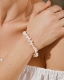 Freshwater pearl bracelet with irregular natural pearls and gold adjustable clasp, offering timeless elegance and effortless summer style — βραχιόλι με φυσικά μαργαριτάρια γλυκού νερού σε οργανικό σχήμα και επιχρυσωμένο κούμπωμα με αλυσίδα προσαρμογής, που αποπνέει διαχρονική κομψότητα και καλοκαιρινό minimal στυλ. Διαθέσιμο στο Iconic Angels Glyfada.