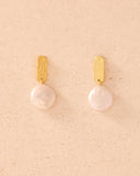 Gold plated drop earrings with natural pearl pendant and minimal rectangular stud, blending timeless elegance with modern simplicity — επιχρυσωμένα σκουλαρίκια με φυσικό μαργαριτάρι και minimal ορθογώνιο στοιχείο, που συνδυάζουν διαχρονική κομψότητα και σύγχρονο minimal στυλ. Διαθέσιμα στο Iconic Angels Glyfada.