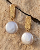 Gold plated drop earrings with natural pearl pendant and minimal rectangular stud, blending timeless elegance with modern simplicity — επιχρυσωμένα σκουλαρίκια με φυσικό μαργαριτάρι και minimal ορθογώνιο στοιχείο, που συνδυάζουν διαχρονική κομψότητα και σύγχρονο minimal στυλ. Διαθέσιμα στο Iconic Angels Glyfada.