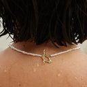 Delicate pearl choker necklace with natural freshwater pearls and minimal design, perfect for elegant everyday layering — λεπτό choker κολιέ με φυσικά μαργαριτάρια γλυκού νερού και minimal αισθητική, ιδανικό για κομψά καθημερινά και layered looks. Διαθέσιμο στο Iconic Angels Glyfada.