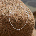 Delicate pearl choker necklace with natural freshwater pearls and minimal design, perfect for elegant everyday layering — λεπτό choker κολιέ με φυσικά μαργαριτάρια γλυκού νερού και minimal αισθητική, ιδανικό για κομψά καθημερινά και layered looks. Διαθέσιμο στο Iconic Angels Glyfada.