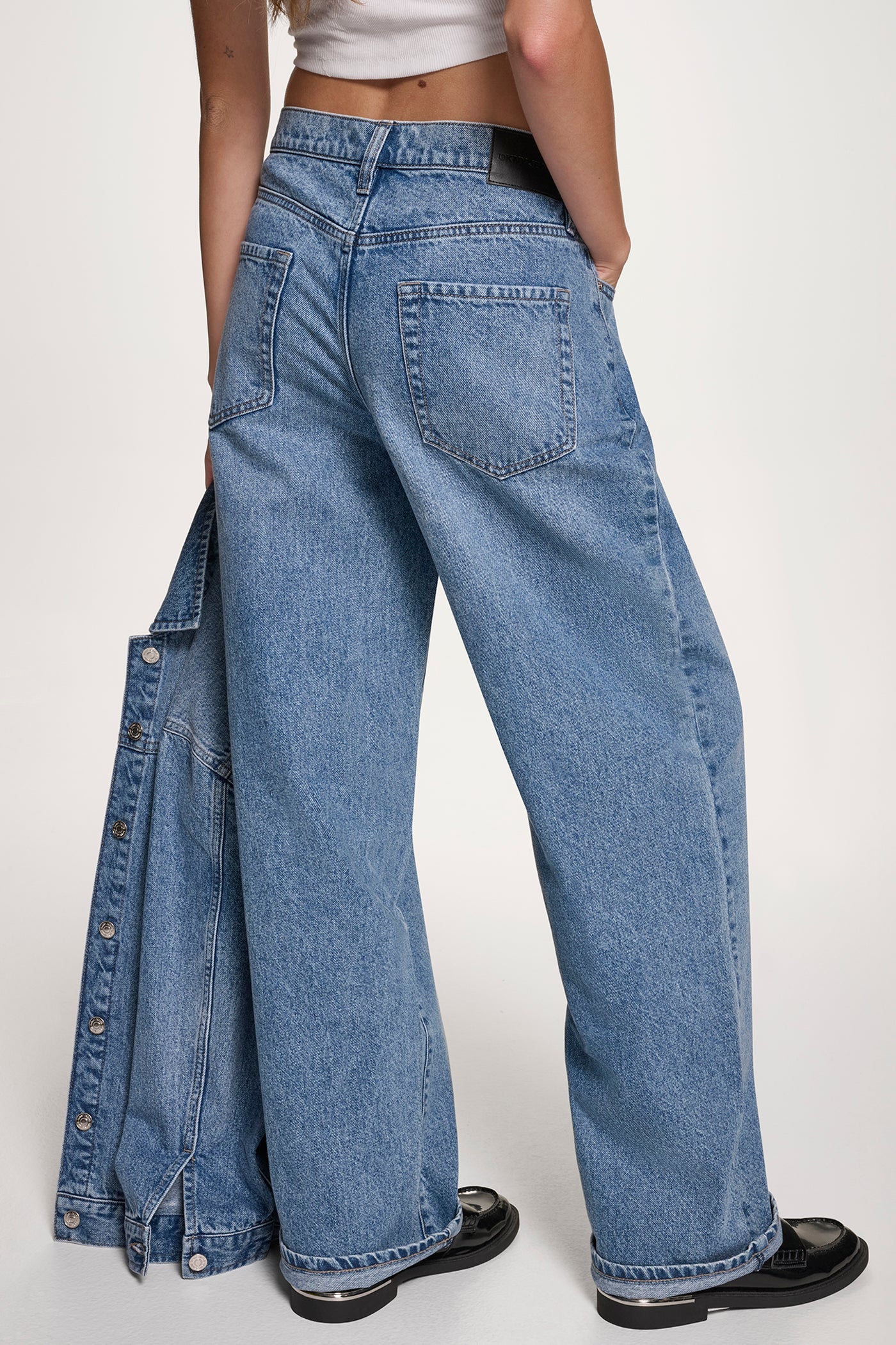 DKNY - Vesey Mid Rise Relaxed Straight