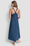 Blue denim-effect maxi dress with thin straps, V-neckline and front slit detail, combining relaxed silhouette with feminine summer elegance — μπλε maxi φόρεμα με denim υφή, λεπτές τιράντες, V ντεκολτέ και μπροστινό σκίσιμο, ιδανικό για island, vacation και casual chic looks. Διαθέσιμο στο Iconic Angels Glyfada.