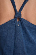 Blue denim-effect maxi dress with thin straps, V-neckline and front slit detail, combining relaxed silhouette with feminine summer elegance — μπλε maxi φόρεμα με denim υφή, λεπτές τιράντες, V ντεκολτέ και μπροστινό σκίσιμο, ιδανικό για island, vacation και casual chic looks. Διαθέσιμο στο Iconic Angels Glyfada.