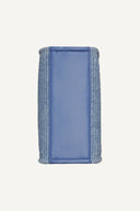 DKNY Hadlee Small Logo Tote σε γαλάζιο ψάθινο σχέδιο με λευκό λογότυπο “DKNY New York”, διπλά κοντά χερούλια και ρυθμιζόμενο λουρί ώμου. Ιδανική καλοκαιρινή tote τσάντα για καθημερινά city looks και resort εμφανίσεις. Διαθέσιμη στο Iconic Angels.