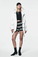 Striped knit shorts in black and ivory with elasticated waistband, soft texture and relaxed fit for effortless cool styling — πλεκτό σορτσάκι DKNY σε μαύρο με ιβουάρ ρίγες, με λάστιχο στη μέση και άνετη γραμμή, ιδανικό για stylish city looks με sporty διάθεση. Διαθέσιμο στο Iconic Angels Glyfada.