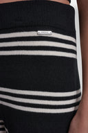 Striped knit shorts in black and ivory with elasticated waistband, soft texture and relaxed fit for effortless cool styling — πλεκτό σορτσάκι DKNY σε μαύρο με ιβουάρ ρίγες, με λάστιχο στη μέση και άνετη γραμμή, ιδανικό για stylish city looks με sporty διάθεση. Διαθέσιμο στο Iconic Angels Glyfada.
