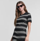 Striped knit top in black and ivory with a sleek, fitted silhouette and soft stretch texture — πλεκτό DKNY top σε μαύρο με ιβουάρ ρίγες, με κοντό μανίκι και εφαρμοστή γραμμή που αγκαλιάζει το σώμα. Ιδανικό για total striped set ή chic everyday styling. Διαθέσιμο στο Iconic Angels Glyfada.