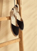 Women’s black suede flat espadrille sandals with ankle wrap ties, γυναικεία flat εσπαντρίγια από suede δέρμα σε μαύρο χρώμα με κορδέλες που δένουν στον αστράγαλο και σχοινένια σόλα, κομψή καλοκαιρινή επιλογή, από το Iconic Angels Glyfada.