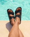 Men’s EVA Nordic swim sandals in black by the pool, ανδρικά αδιάβροχα σανδάλια EVA σε μαύρο χρώμα με διπλή αγκράφα, ιδανικά για πισίνα και παραλία, summer resort footwear από το Iconic Angels Glyfada.