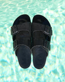 Men’s EVA Nordic swim sandals in black by the pool, ανδρικά αδιάβροχα σανδάλια EVA σε μαύρο χρώμα με διπλή αγκράφα, ιδανικά για πισίνα και παραλία, summer resort footwear από το Iconic Angels Glyfada.