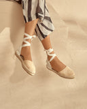 Women’s beige suede flat espadrille sandals with ankle wrap ties and jute sole, γυναικεία flat εσπαντρίγια από suede δέρμα σε φυσική μπεζ απόχρωση με κορδέλες που δένουν στον αστράγαλο και σχοινένια σόλα, καλοκαιρινή κομψή επιλογή, από το Iconic Angels Glyfada.