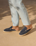 Men’s suede Hamptons traveler loafers mules in patriot blue with espadrille sole, ανδρικά suede loafers mules σε patriot μπλε απόχρωση με φυσική πλεκτή σόλα, άνετα slip-on παπούτσια για καλοκαιρινό smart casual και resort στυλ, από το Iconic Angels Glyfada.