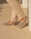 Suede espadrilles in soft coco brown with a minimalist silhouette and natural jute sole, effortlessly paired with light summer trousers for relaxed elegance — σουέτ εσπαντρίγιες σε απαλό coco brown με καθαρή γραμμή και φυσική σόλα από σχοινί, ιδανικές για άνετα και κομψά καλοκαιρινά looks από το πρωί έως το βράδυ. Διαθέσιμες στο Iconic Angels Glyfada.