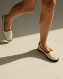 Canvas two-tone ballet flats in natural beige with black trim, minimal and timeless, perfect for effortless summer styling — υφασμάτινες μπαλαρίνες σε φυσική μπεζ απόχρωση με μαύρο τελείωμα, κομψές και ανάλαφρες, ιδανικές για minimal chic εμφανίσεις από το πρωί έως το βράδυ. Διαθέσιμες στο Iconic Angels Glyfada.