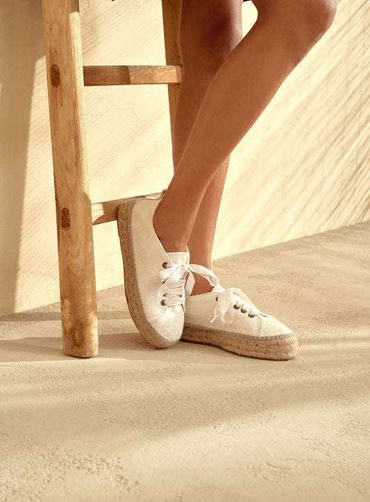 Women’s white canvas espadrille sneakers with jute sole, γυναικεία εσπαντρίγια τύπου sneakers σε λευκό χρώμα με σχοινένια σόλα, ιδανικές για καλοκαιρινό casual look, από το Iconic Angels Glyfada.