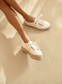 Women’s white canvas espadrille sneakers with jute sole, γυναικεία εσπαντρίγια τύπου sneakers σε λευκό χρώμα με σχοινένια σόλα, ιδανικές για καλοκαιρινό casual look, από το Iconic Angels Glyfada.