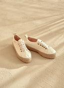 Women’s white canvas espadrille sneakers with jute sole, γυναικεία εσπαντρίγια τύπου sneakers σε λευκό χρώμα με σχοινένια σόλα, ιδανικές για καλοκαιρινό casual look, από το Iconic Angels Glyfada.