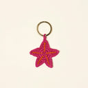 Handwoven starfish keychain in raffia with playful character and summery feel, the perfect little accessory to elevate your everyday essentials — πλεκτό μπρελόκ αστερίας από raffia με παιχνιδιάρικο design και καλοκαιρινή διάθεση, ιδανικό για να δώσει χαρακτήρα στα κλειδιά ή την τσάντα σας. Διαθέσιμο στο Iconic Angels Glyfada.
