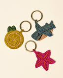 Handwoven starfish keychain in raffia with playful character and summery feel, the perfect little accessory to elevate your everyday essentials — πλεκτό μπρελόκ αστερίας από raffia με παιχνιδιάρικο design και καλοκαιρινή διάθεση, ιδανικό για να δώσει χαρακτήρα στα κλειδιά ή την τσάντα σας. Διαθέσιμο στο Iconic Angels Glyfada.