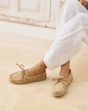 Women’s suede boat shoes in sand beige with lace detail, γυναικεία παπουτσια από suede δέρμα σε μπεζ–άμμου απόχρωση, άνετα και κομψά για καθημερινές καλοκαιρινές εμφανίσεις, από το Iconic Angels Glyfada.