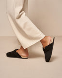 Women’s black suede mule clogs with buckle detail and jute sole, γυναικεία clogs τύπου mule από suede δέρμα σε μαύρο χρώμα με αγκράφα, άνετη και κομψή επιλογή για καθημερινό casual look, από το Iconic Angels Glyfada.