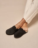 Women’s black suede mule clogs with buckle detail and jute sole, γυναικεία clogs τύπου mule από suede δέρμα σε μαύρο χρώμα με αγκράφα, άνετη και κομψή επιλογή για καθημερινό casual look, από το Iconic Angels Glyfada.