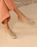 Women’s beige suede espadrille mules with jute sole, γυναικεία espadrille mules από suede δέρμα σε φυσική μπεζ απόχρωση με σχοινένια σόλα, άνετα και κομψά για καλοκαιρινή καθημερινή χρήση, από το Iconic Angels Glyfada.