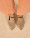 Women’s beige suede espadrille mules with jute sole, γυναικεία espadrille mules από suede δέρμα σε φυσική μπεζ απόχρωση με σχοινένια σόλα, άνετα και κομψά για καλοκαιρινή καθημερινή χρήση, από το Iconic Angels Glyfada.