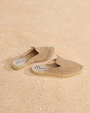 Women’s beige suede espadrille mules with jute sole, γυναικεία espadrille mules από suede δέρμα σε φυσική μπεζ απόχρωση με σχοινένια σόλα, άνετα και κομψά για καλοκαιρινή καθημερινή χρήση, από το Iconic Angels Glyfada.