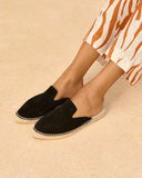 Women’s black suede espadrille mules with jute sole, γυναικεία espadrille mules από suede δέρμα σε μαύρο χρώμα με σχοινένια σόλα, κομψή και άνετη επιλογή για καλοκαιρινό καθημερινό look, από το Iconic Angels Glyfada.