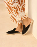 Women’s black suede espadrille mules with jute sole, γυναικεία espadrille mules από suede δέρμα σε μαύρο χρώμα με σχοινένια σόλα, κομψή και άνετη επιλογή για καλοκαιρινό καθημερινό look, από το Iconic Angels Glyfada.