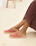 Women’s suede espadrille mules in dusty rose with jute sole, γυναικεία espadrille mules από suede δέρμα σε ροζ–dusty απόχρωση με σχοινένια σόλα, άνετη και κομψή επιλογή για καλοκαιρινές εμφανίσεις, από το Iconic Angels Glyfada.