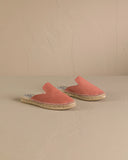 Women’s suede espadrille mules in dusty rose with jute sole, γυναικεία espadrille mules από suede δέρμα σε ροζ–dusty απόχρωση με σχοινένια σόλα, άνετη και κομψή επιλογή για καλοκαιρινές εμφανίσεις, από το Iconic Angels Glyfada.