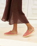 Women’s suede espadrille mules in dusty rose with jute sole, γυναικεία espadrille mules από suede δέρμα σε ροζ–dusty απόχρωση με σχοινένια σόλα, άνετη και κομψή επιλογή για καλοκαιρινές εμφανίσεις, από το Iconic Angels Glyfada.