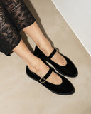 Women’s black velvet Mary Jane ballerina flats with buckle strap, γυναικεία μπαλαρίνα Mary Jane από βελούδο σε μαύρο χρώμα, κομψή επιλογή για day-to-night εμφανίσεις, από το Iconic Angels Glyfada.