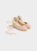 Beige Rose suede wedge espadrilles with ankle tie straps and braided jute platform for elegant summer styling — μπεζ suede γυναικείες πλατφόρμες εσπαντρίγιες με κορδόνια στον αστράγαλο και ψάθινη σόλα για καλοκαιρινά chic looks.