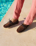 Men’s suede boat shoes in tobacco brown with white rubber sole, ανδρικά καστόρινα boat shoes σε καπνί καφέ απόχρωση με λευκή σόλα, δετά loafers για καλοκαιρινό smart casual και resort looks δίπλα στην πισίνα, από το Iconic Angels.