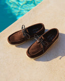 Men’s suede boat shoes in tobacco brown with white rubber sole, ανδρικά καστόρινα boat shoes σε καπνί καφέ απόχρωση με λευκή σόλα, δετά loafers για καλοκαιρινό smart casual και resort looks δίπλα στην πισίνα, από το Iconic Angels.