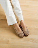 Leather woven natural-tone ballet flats with openwork texture, lightweight and breathable, styled with crisp white trousers — δερμάτινες πλεκτές μπαλαρίνες σε φυσική απόχρωση με διάτρητη υφή, ανάλαφρες και άνετες, ιδανικές για elegant & effortless καθημερινά looks από το πρωί έως το βράδυ. Διαθέσιμες στο Iconic Angels Glyfada.