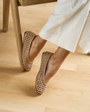 Leather woven natural-tone ballet flats with openwork texture, lightweight and breathable, styled with crisp white trousers — δερμάτινες πλεκτές μπαλαρίνες σε φυσική απόχρωση με διάτρητη υφή, ανάλαφρες και άνετες, ιδανικές για elegant & effortless καθημερινά looks από το πρωί έως το βράδυ. Διαθέσιμες στο Iconic Angels Glyfada.
