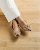 Leather woven natural-tone ballet flats with openwork texture, lightweight and breathable, styled with crisp white trousers — δερμάτινες πλεκτές μπαλαρίνες σε φυσική απόχρωση με διάτρητη υφή, ανάλαφρες και άνετες, ιδανικές για elegant & effortless καθημερινά looks από το πρωί έως το βράδυ. Διαθέσιμες στο Iconic Angels Glyfada.